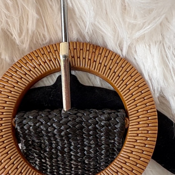 Black woven elastic Textured Belt with wooden style buckle - Picture 2 of 6